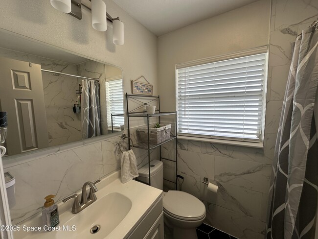Building Photo - 724 Ixora Ave