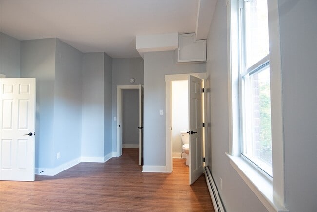 Building Photo - 3 Bridge St