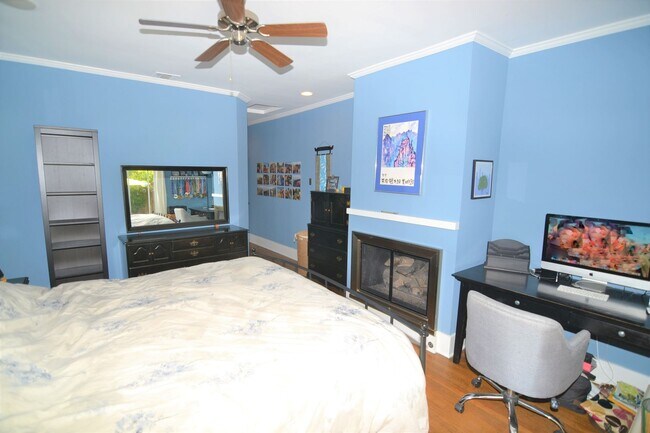 Building Photo - Beautiful Belmont Heights Home with Huge Backyard