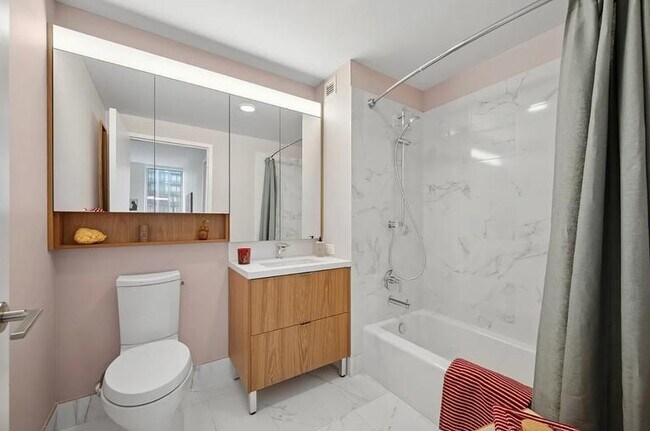 Building Photo - 1 bedroom in LONG ISLAND CITY NY 11101