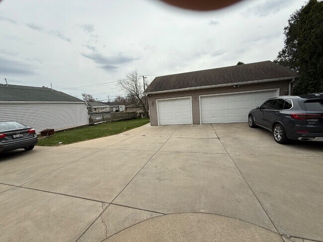 Building Photo - 9221-9223 W Morgan Ave - 9223