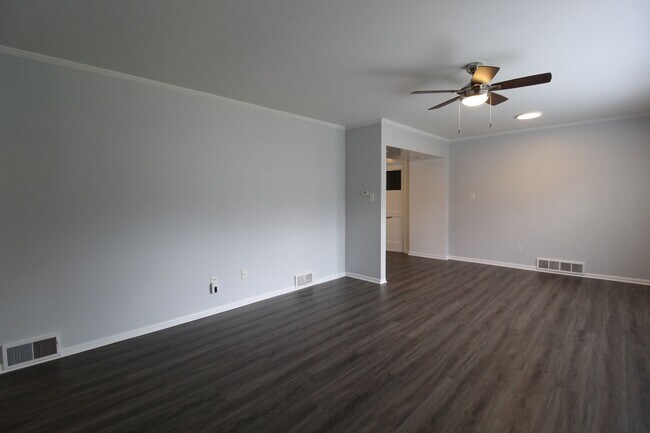 Building Photo - August FREE On This 3 Bedroom 1 Bath Home In Prairie Village