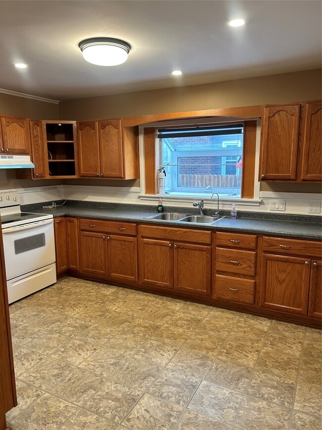 Building Photo - 74 Matthews St