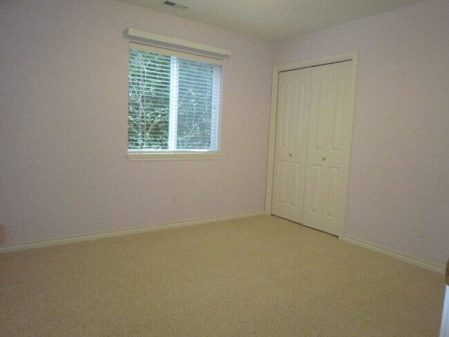 Building Photo - Large Bethany Home on a Corner Lot! 6 Bed 3 Bath