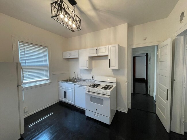 Primary Photo - 2536 N Oakland Ave