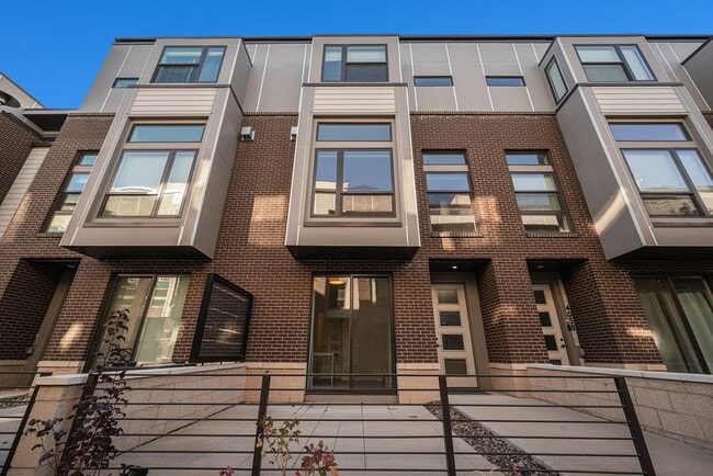 Building Photo - Spacious 3-Bedroom Townhome in the Heart o...