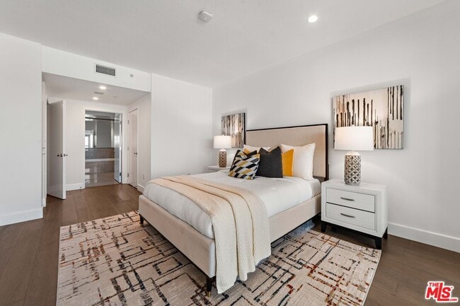 Building Photo - 13600 Marina Pointe Dr