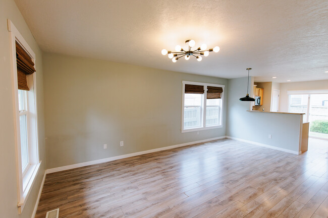 Building Photo - 3971 E Golden Eagle Rd
