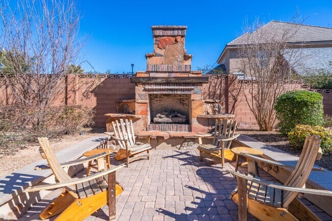 Building Photo - 340 Le Grande Cir