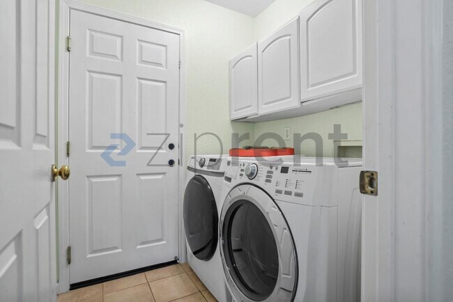 Building Photo - Unit