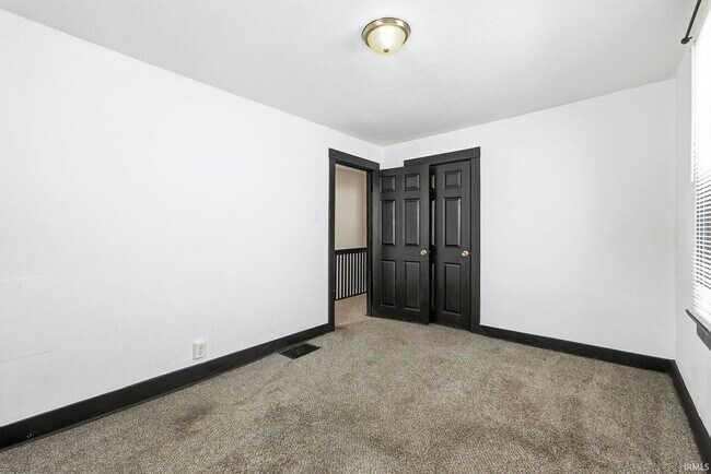 Building Photo - 3 bedroom available for immediate move i!