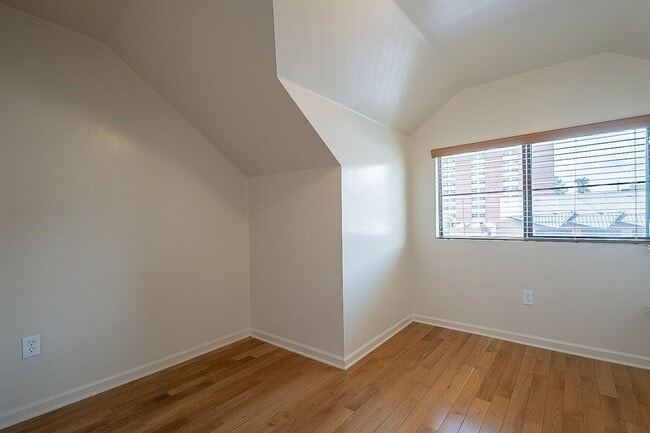 Building Photo - 928 E 6th St