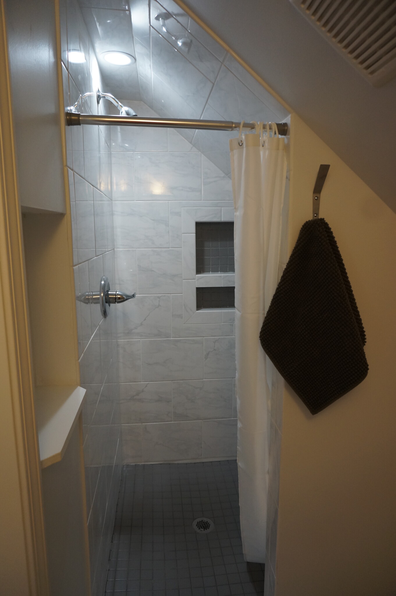 Bathroom shower - 3916 The Paseo