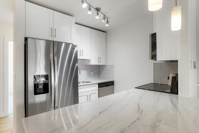 Building Photo - Updated Apartment in The Heart of Jefferson Park
