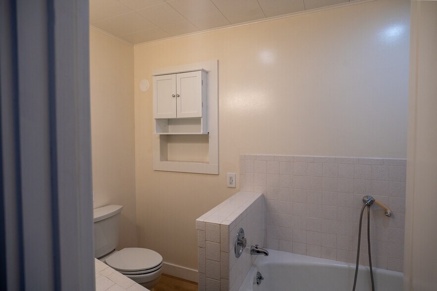 Building Photo - 384 Crazy Horse Canyon Rd