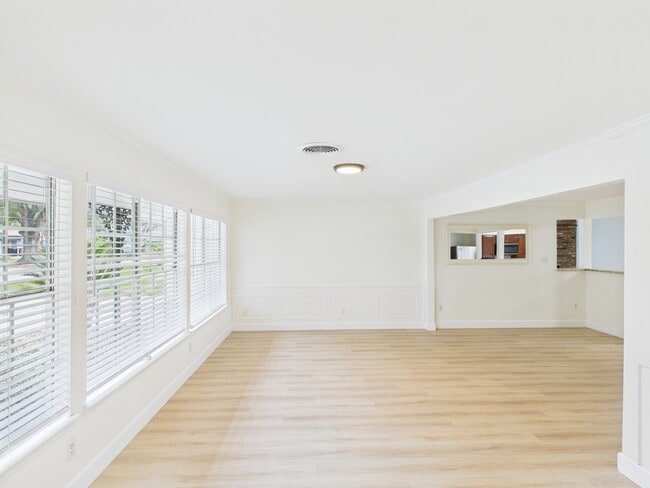 Building Photo - 9526 Meadowcroft Dr