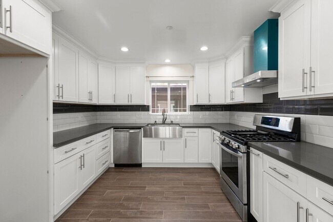 Building Photo - 3 Bedroom & 2.5 Bathroom Townhome with 2 Car Garage & Laundry