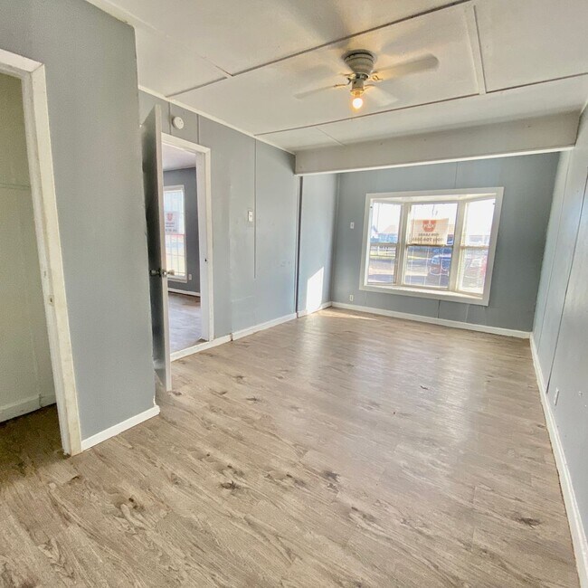 Building Photo - Handyman Special $0 First Month's Rent / “You fix, you SAVE BIG!!” Contact Mayshell for details: ...