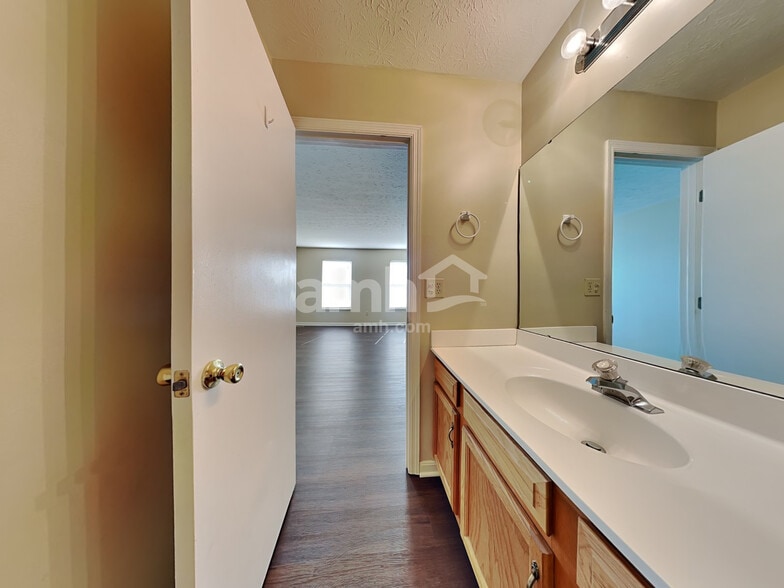 Building Photo - 3300 Whispering Woods Dr