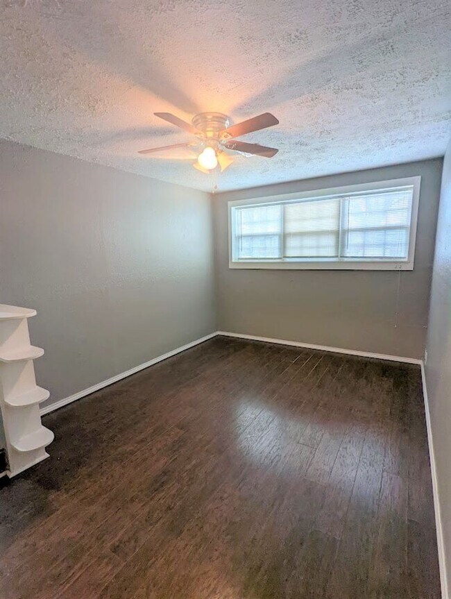 Building Photo - 2 Bed 1 Bath Plus Bonus Living/Office Cottage Style Home-The Village NW OKC