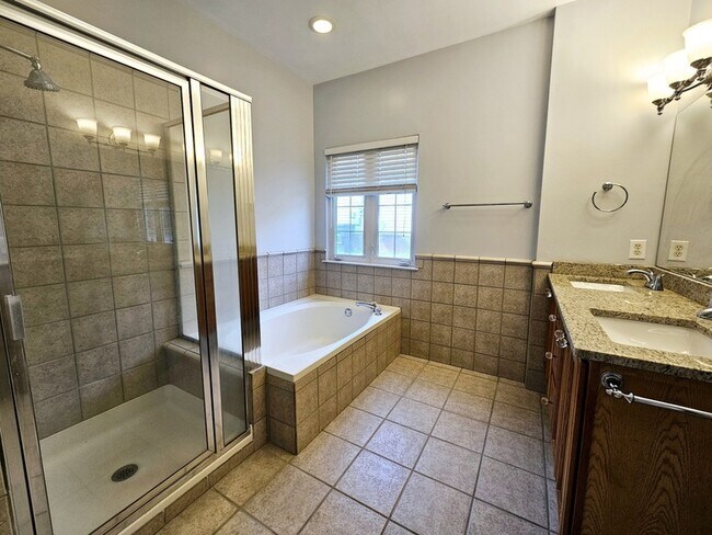 Building Photo - 2408 Bayview Dr