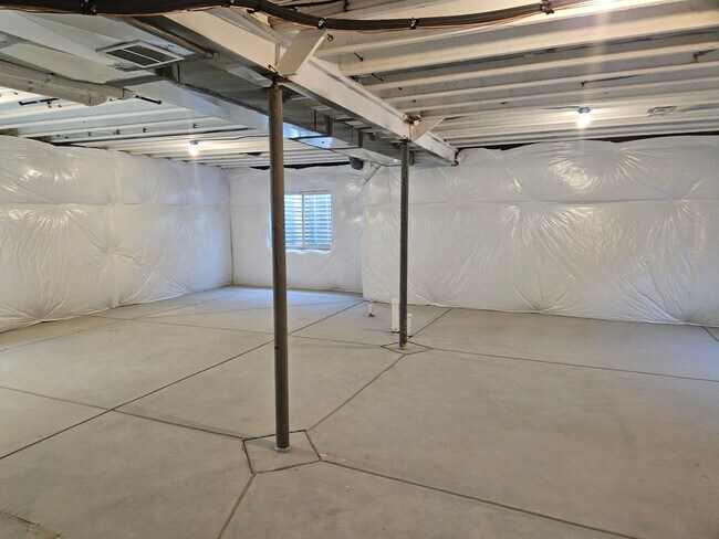 Building Photo - 5 Bed 3.5 Bath Home with a park and Commun...