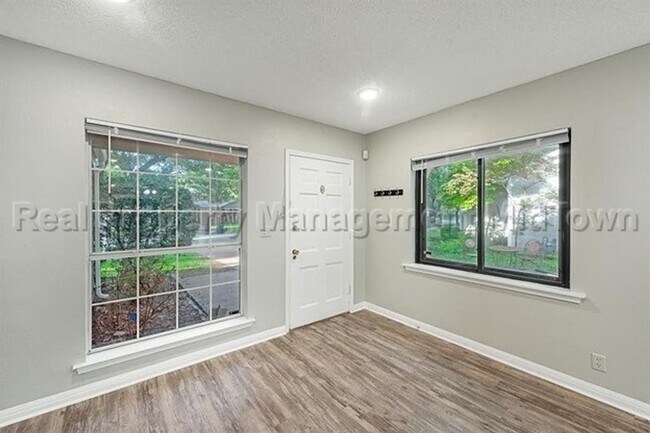 Building Photo - Charming home located in Ridglea North