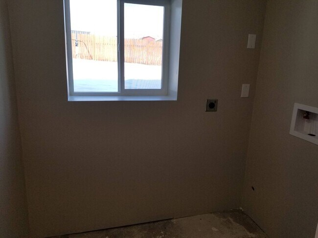 Building Photo - Spacious 5-Bedroom Magna Home with Deck and Ample Parking