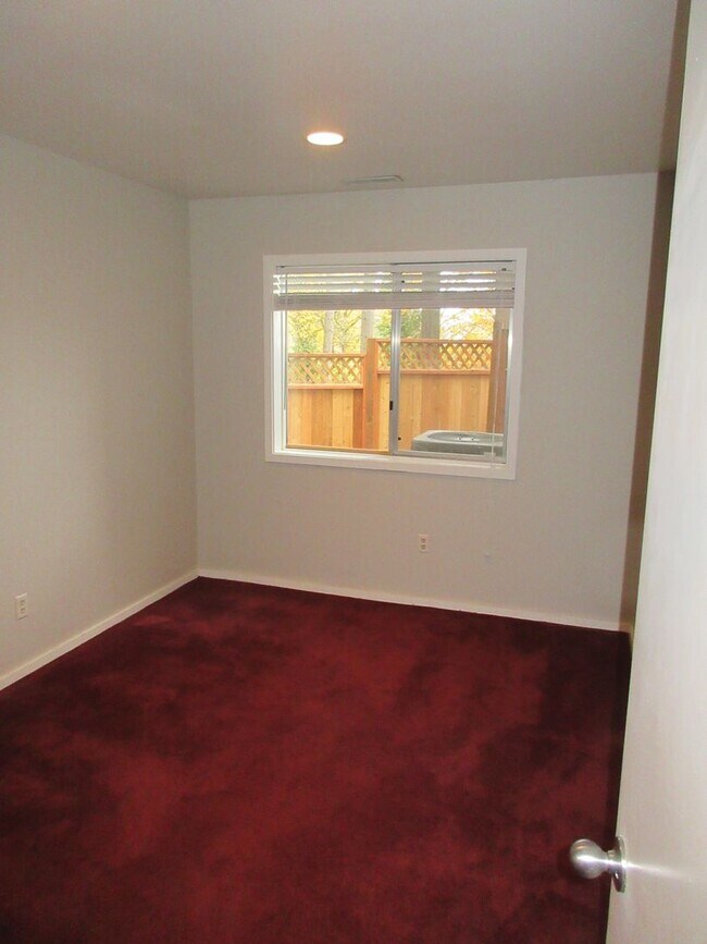 Building Photo - Beautiful Three Bedroom in the Hills of South Salem