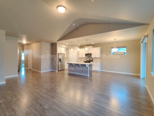 Building Photo - 8817 Grandview Dr