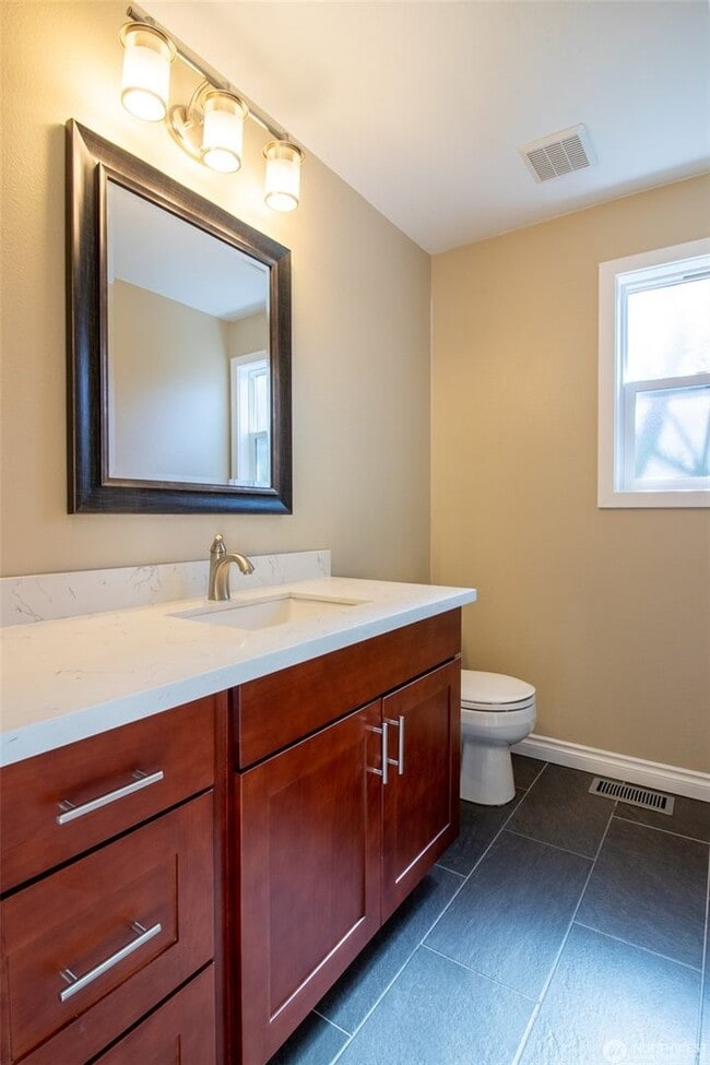 Building Photo - 4Bd/3.5Ba Bellevue Home