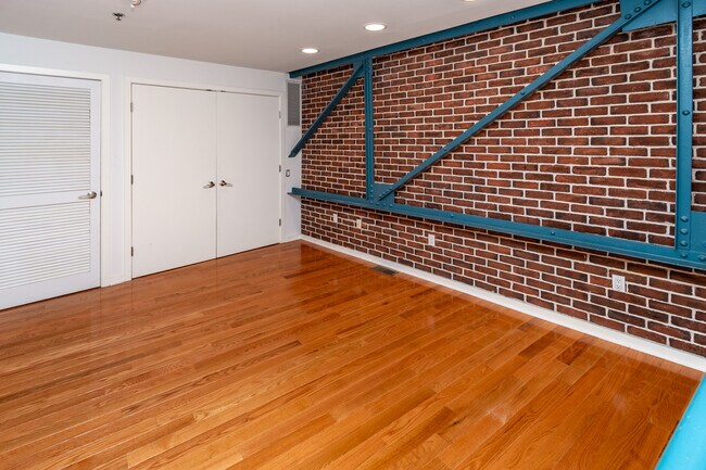 Building Photo - 36 Moore St