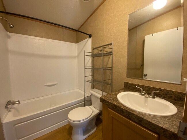 Building Photo - Great location on Monkey Island at Grand Lake!