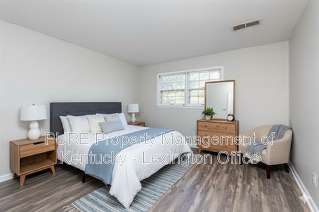 Building Photo - 3736 Camelot Dr