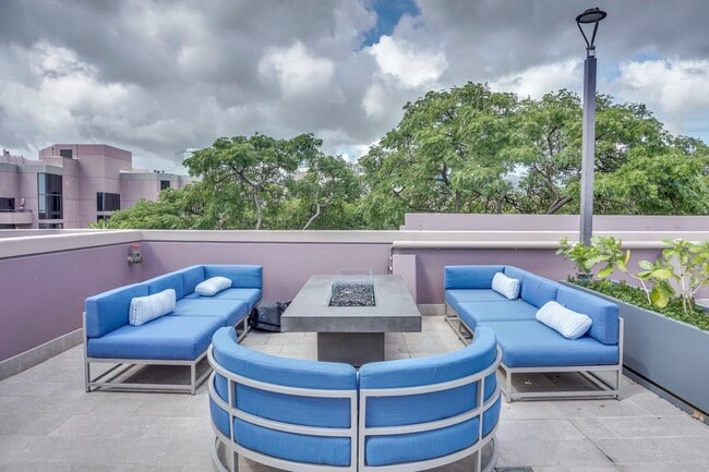 Building Photo - Luxurious 2 bed/2bath/2 parking Fully Furnished in One Waterfront Towers