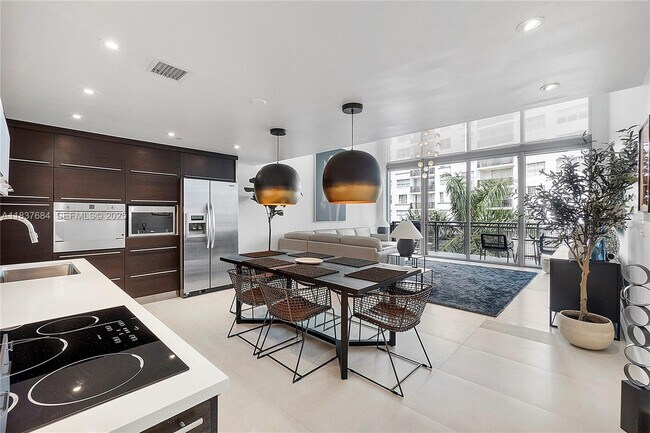 Building Photo - 6000 Collins Ave