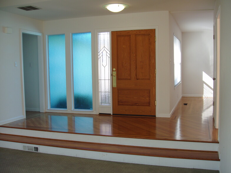Entry - 3986 Fairlands Drive