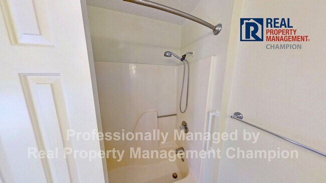 Building Photo - Spacious End Unit Townhome with Private De...