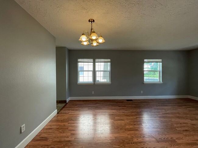 Building Photo - SE Home 3Bd/2.5Ba Home Close to the Willamette River off McLoughlin Blvd. 2 Car Garage and Washer...