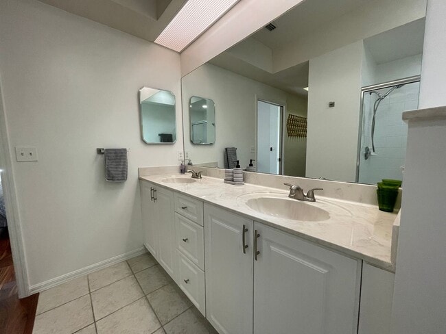 Building Photo - 5708 Greenwood Cir