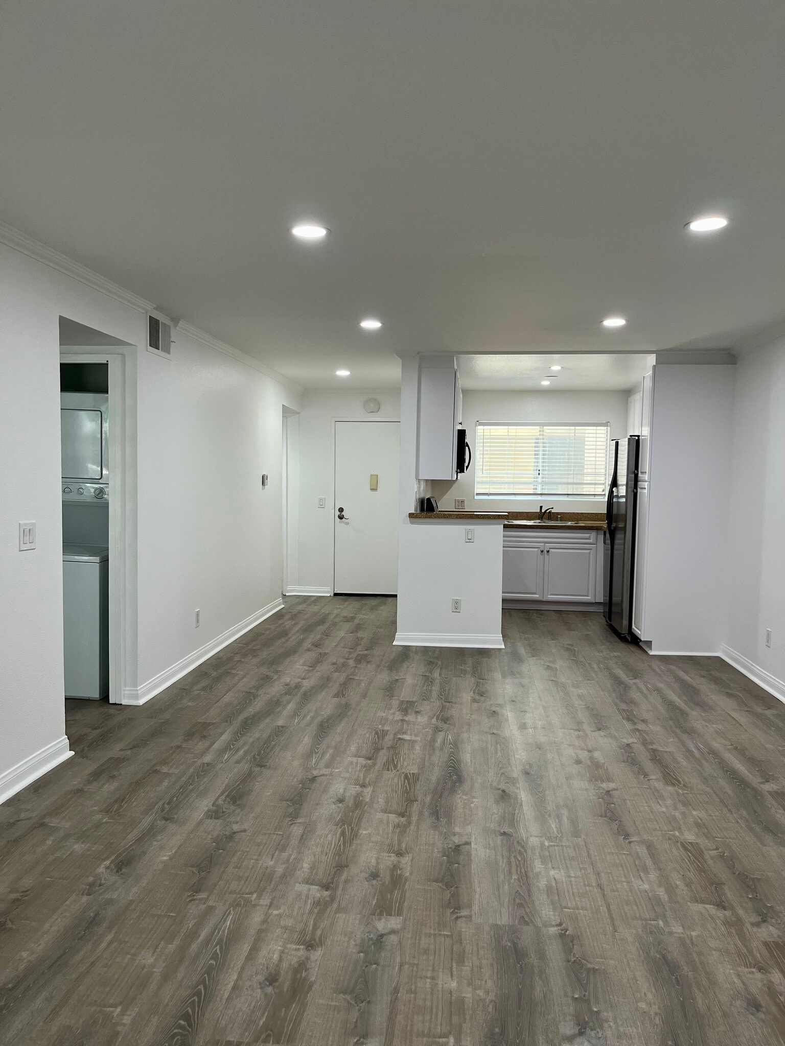 Cheerful kitchen w/ granite counters - 21400 Burbank Blvd