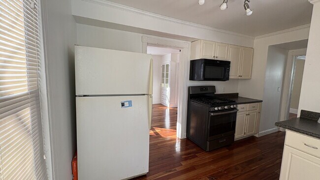 Building Photo - Charming 3-Bed Home with Gleaming Hardwood Floors in Westbrook – Your Cozy Retreat Awaits!