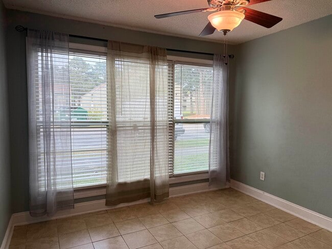 Building Photo - 2000 Greens Blvd