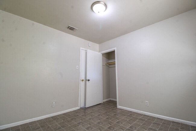 Building Photo - ********Move In Special- 1 Month Free!********