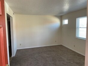 Building Photo - AVAILABLE 8/1/2026 -- 1BR/1BA Apartment at 1026 Southpark Unit 2A - short distance to Colleges an...