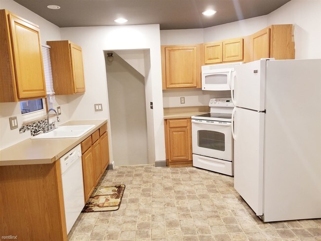 Building Photo - 22755 Courtland Ave