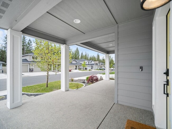 Building Photo - 4 bedroom Modern Home at Eagle Ridge Estates