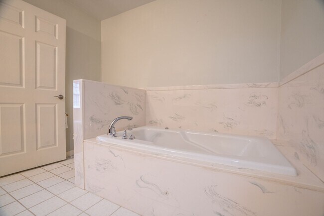 Building Photo - 3 bed 2 Bath townhome in a great location