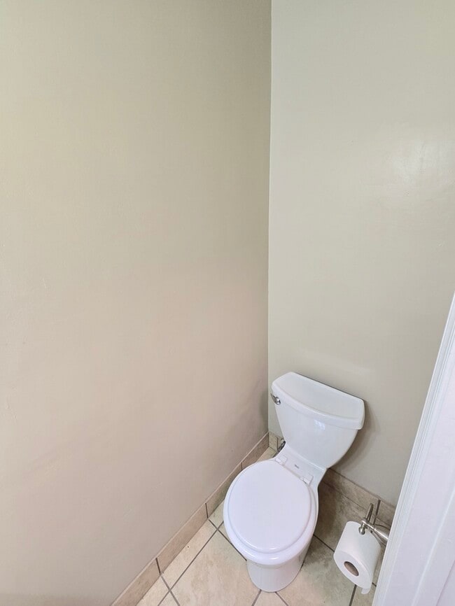 Building Photo - 3 BEDROOM END UNIT TOWNHOUSE FOR RENT IN V...