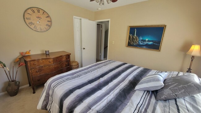 Building Photo - Attractive & Roomy 4 bedroom, 3 bath Pine ...